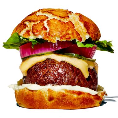 Bar Bolinas’s Cheeseburger, 16美元:略带甜味、凸起的荷兰脆皮卷(旧金山湾区的特产)让它成为了加州风格的汉堡;像自制泡菜和莴苣叶这样的美食也无伤大雅。