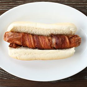 菜肴:培根包狗，4.5美元，家犬，培根包，油炸总分:3.5分:“我不太喜欢油炸狗。我喜欢培根的味道，但如果你把培根拿走，就剩不多了。这就是你在凌晨3点想要的狗。”