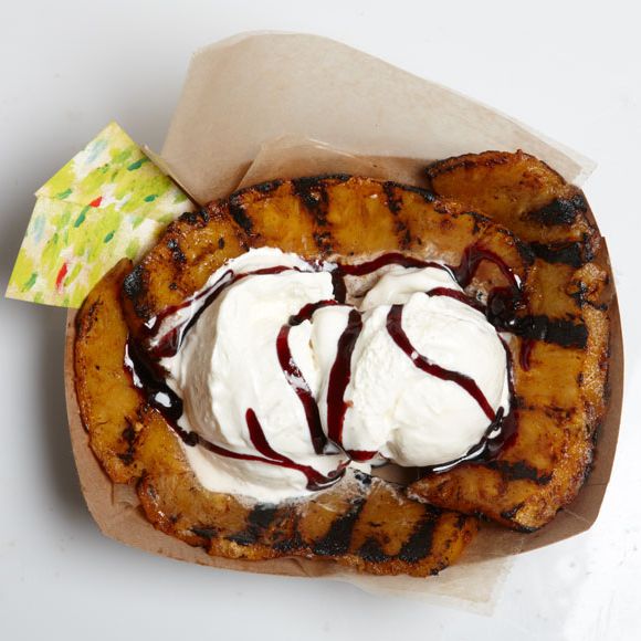 烤有机菠萝配椰子冰淇淋和芙蓉糖浆。