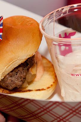 英国汉堡:烟熏英国切达干酪，焦糖洋葱，辣根蛋黄酱。粘性太妃颤抖。