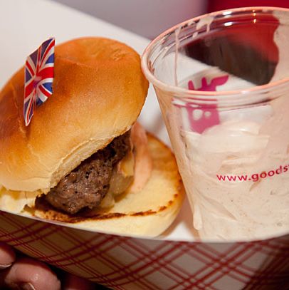 英国汉堡:烟熏英国切达干酪，焦糖洋葱，辣根蛋黄酱。粘性太妃颤抖。