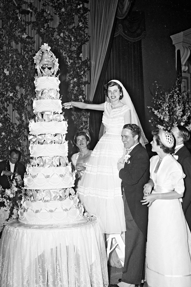 11 Famous New York Couples With Their Wedding Cakes