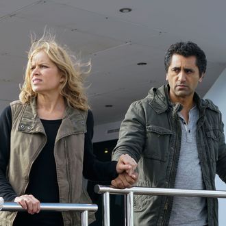 Cliff Curtis as Travis Manawa, Kim Dickens as Madison Clark; group - Fear The Walking Dead _ Season 2, Episode 02 - Photo Credit: Richard Foreman, Jr/AMC