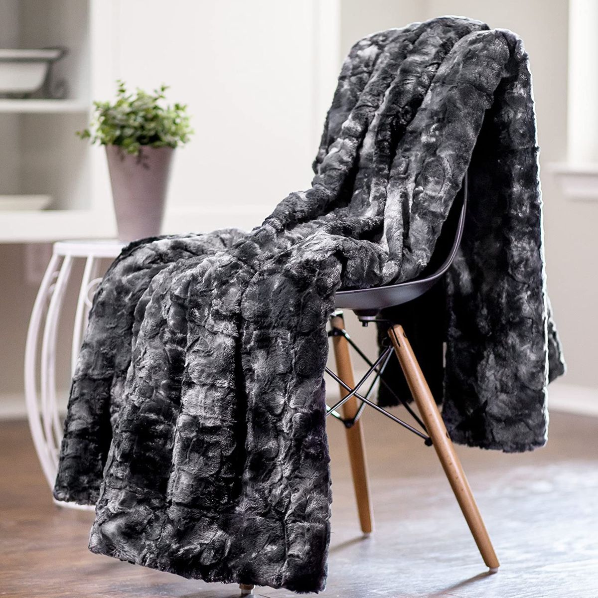 Faux Fur Plush Blanket Elegant Fluffy Luxury Black Cozy Warm Blanket Nice 