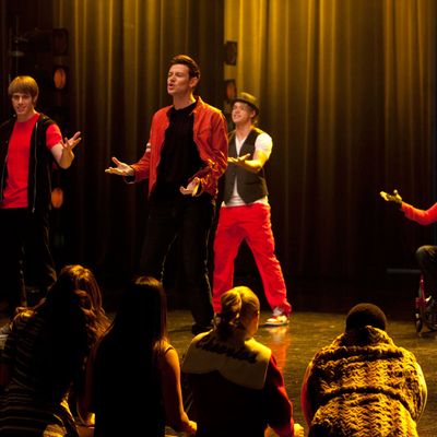 GLEE: Finn (Cory Monteith, C), Ryder (Blake Jenner, L), Sam (Chord Overstreet, third from L) and Artie (Kevin McHale, R) perform in the 