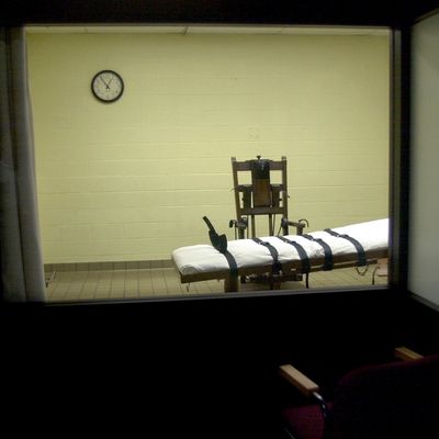 A view of the death chamber from the witness room at the Southern Ohio Correctional Facility shows an electric chair and gurney August 29, 2001 in Lucasville, Ohio. 