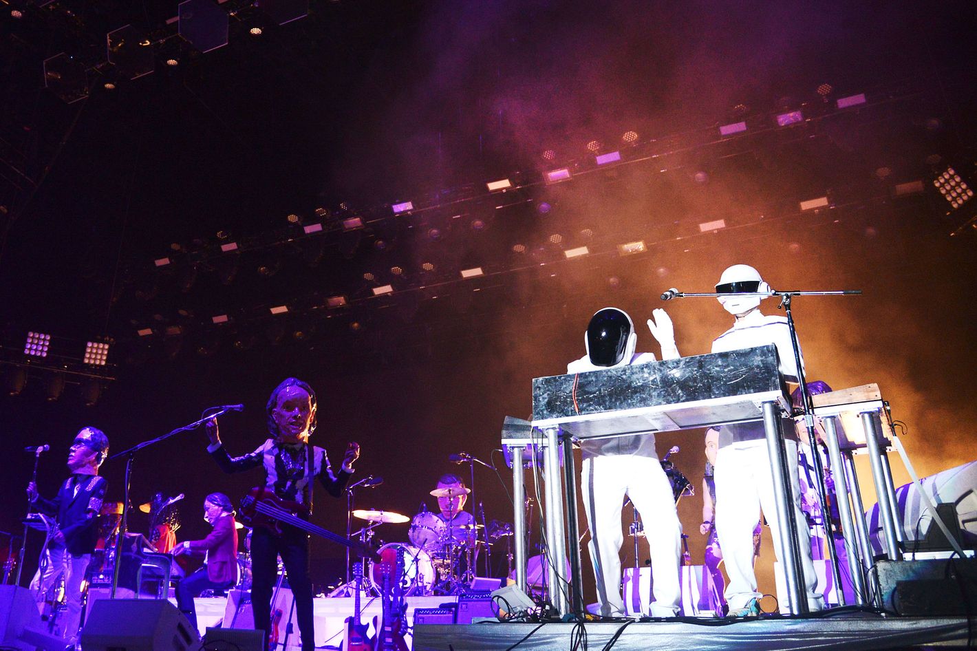 Arcade Fire: 'Everything now' tem DJ do Daft Punk e som festivo