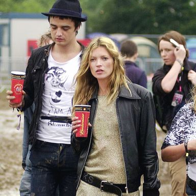 GLASTONBURY, ENGLAND - JUNE 25: Kate Moss and Pete Doherty walk backstage on the second day of the Glastonbury Music Festival 2005 at Worthy Farm, Pilton on June 25, 2005 in Somerset, England. Pete Doherty was at the festival to perform with his band Babyshambles. The festival runs until June 26. (Photo by Matt Cardy/Getty Images)