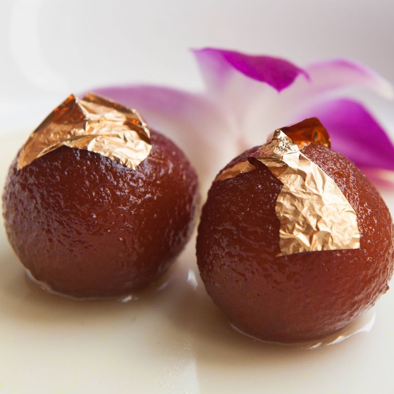Gulab Jamun:印度甜甜圈中的甜糖浆。