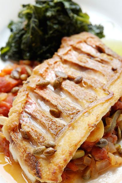 平底烤韦拉克鲁斯鲷鱼。