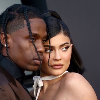 Kylie Jenner niega el rumor de relación abierta con Travis Scott