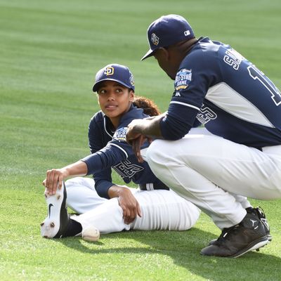 PITCH: L-R: Kylie Bunbury and Mo McRae in the all-new “Alfonzo Guzman-Chavez” episode of PITCH airing Thursday, Oct. 27 (8:59-10:00 PM ET/PT) on FOX.Cr: Ray Mickshaw / FOX. © 2016 FOX Broadcasting Co.