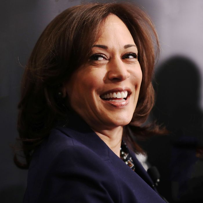 f0b2e75086384faad49a52b004fe2f443e-kamala-harris.rsquare.w700.jpg