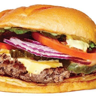 Smashburger的经典Smashburger，售价5.39美元，得名于经典的油炸烹饪技术，即将一团新鲜碎牛肉在涂满黄油的煎锅上碾碎10秒钟。由此产生的口感——酥脆，外层带花边;松的，易碎的研磨-是一个奇迹。