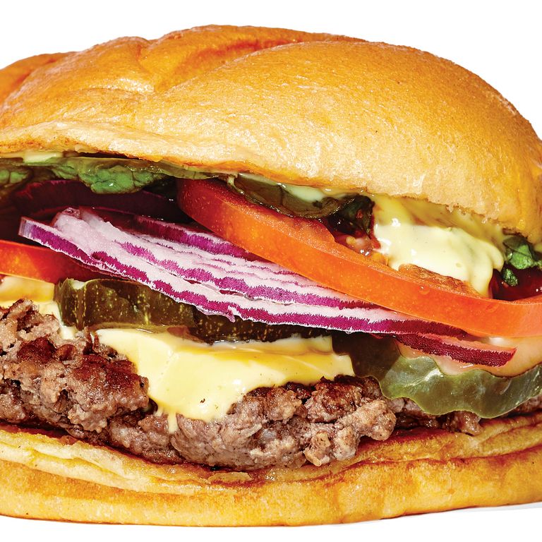 Smashburger的经典Smashburger，售价5.39美元，得名于经典的油炸烹饪技术，即将一团新鲜碎牛肉在涂满黄油的煎锅上碾碎10秒钟。由此产生的口感——酥脆，外层带花边;松的，易碎的研磨-是一个奇迹。