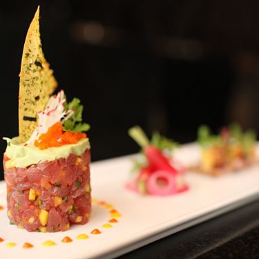 金枪鱼art，芒果和芥末鳄梨慕斯，烤金枪鱼，烤菠萝和甜椒莎莎