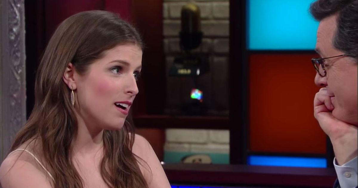 安娜·肯德里克（Anna Kendrick）和斯蒂芬·科爾伯特（Stephen Colbert）一起唱歌“我還在這裡”