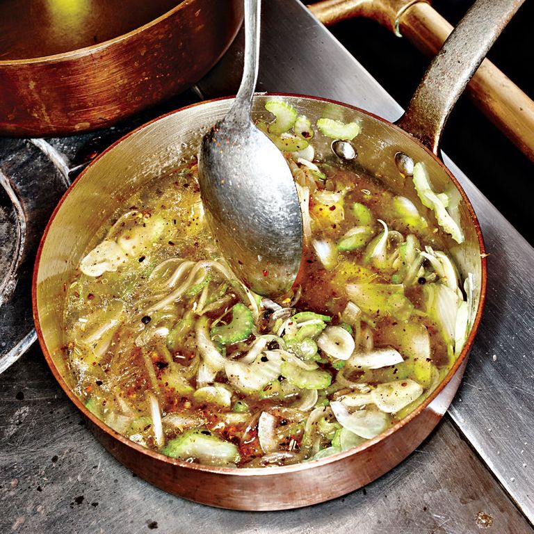 …然后将它们添加到盐水中。