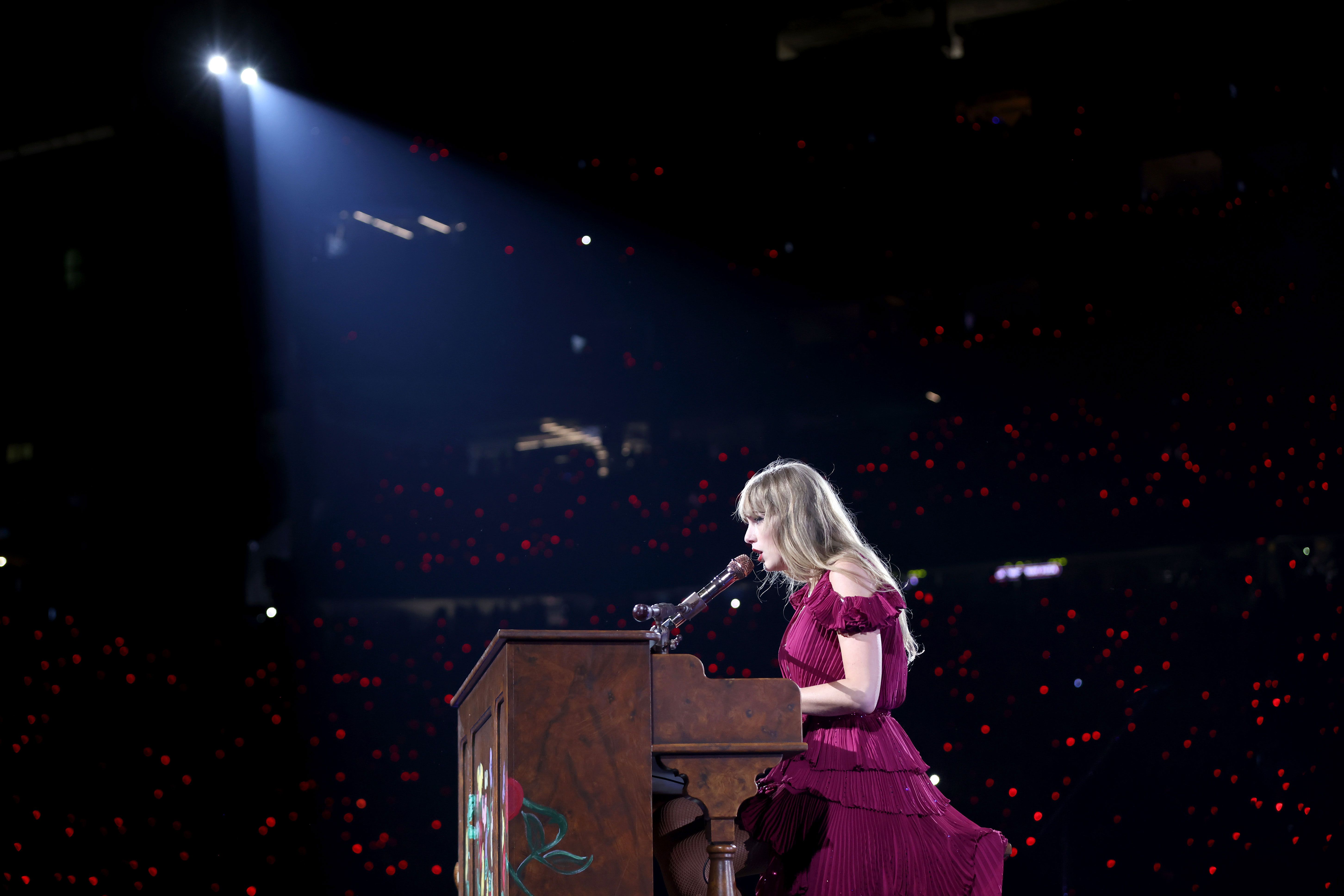 Taylor Swift concert, heart hands, Regina - Youth Journalism International