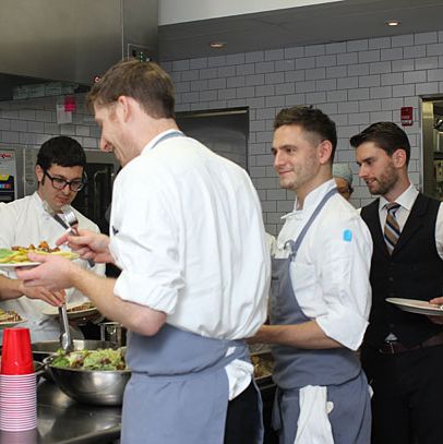 厨师和前台一起吃饭。