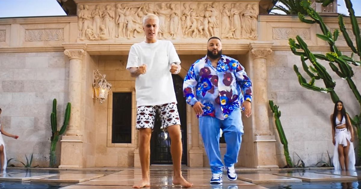 觀看 DJ Khaled、Justin Bieber、Quavo、Chance the Rapper 和 Lil Wayne 慶祝即將發布的感激的，在樹籬雕塑中