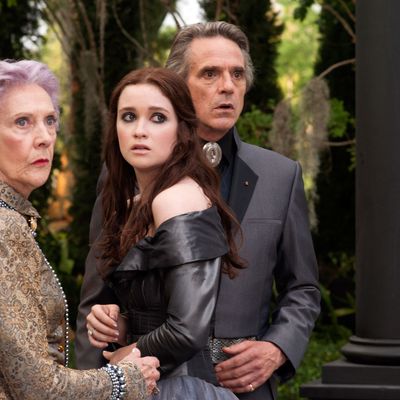 (L-r) EILEEN ATKINS as Gramma, ALICE ENGLERT as Lena Duchannes and JEREMY IRONS as Macon Ravenwood in Alcon Entertainment's supernatural love story “BEAUTIFUL CREATURES,” a Warner Bros. Pictures release.