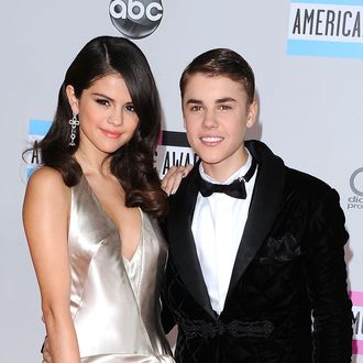 Singers Selena Gomez (L) and Justin Bieber arrive at the 2011 American Music Awards held at Nokia Theatre L.A. LIVE on November 20, 2011 in Los Angeles, California.
