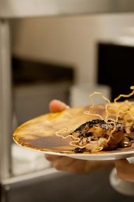 成品深色菜肴。