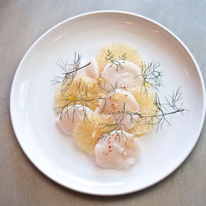 Sliced scallops with grapefruit.