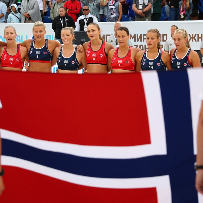 Multan a equipo femenino de balonmano playero de Noruega por pantalones cortos