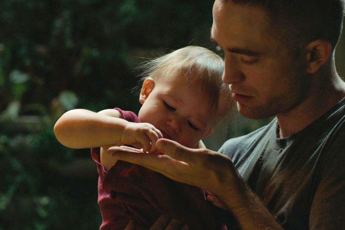 Monte (Robert Pattinson) with his daughter, Willow.