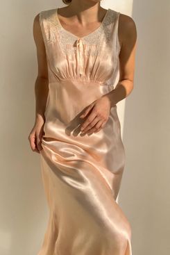 Vein Vintage 1930s Peach Rayon and Lace Slip Size