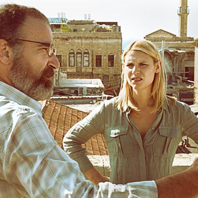 Claire Danes as Carrie Mathison and Mandy Patinkin as Saul Berenson in Homeland (Season 2, Episode 2)=