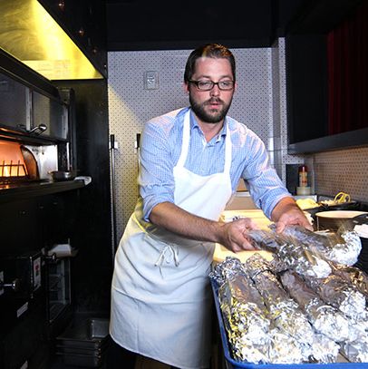 塔斯卡莱拉在楼上的壁炉炉里放了蒜蓉面包。灶台烤炉是这家餐厅著名的烤鸡的地方，这是家庭用餐的最爱，因为大多数厨师不定期在那里工作。比塞尔说:“他们只会把披萨装上去。”