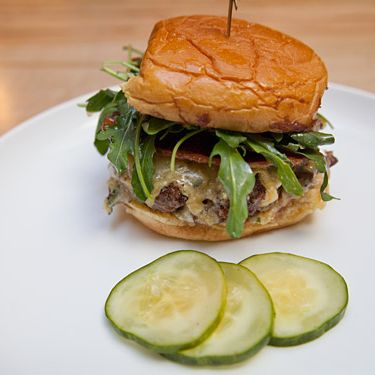 用草食牛肉，坡道蛋黄酱，腌制洋葱果酱和洞穴时代切达干酪烤汉堡烤汉堡