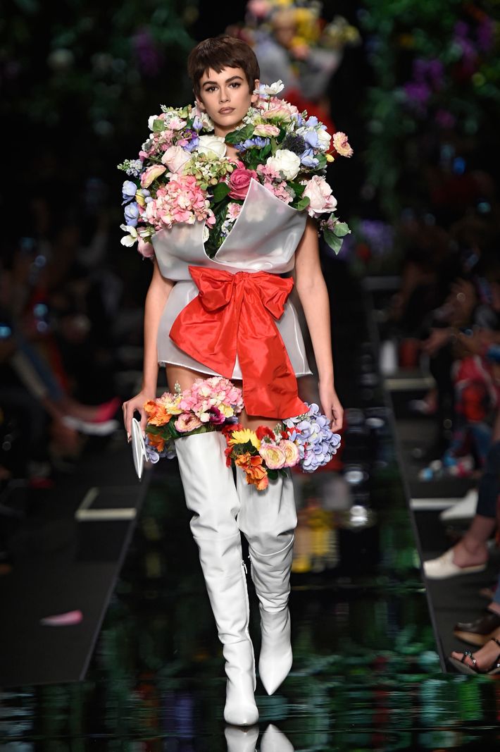 Moschino's Spring 2018 Flower Dresses Are the Latest in a Decades-Long  Trend