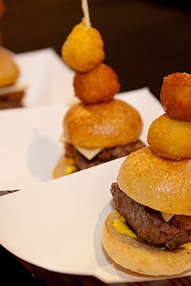 白牌汉堡:纽斯克的培根，美国白奶酪，麦克卢尔的咸菜，芥末。土豆条多芬。