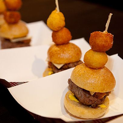 白牌汉堡:纽斯克的培根，美国白奶酪，麦克卢尔的咸菜，芥末。土豆条多芬。