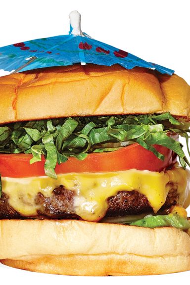 Commodore’s Cheeseburger，售价7美元。这种酱汁十足的双手汉堡表达了对调味品的依赖和对餐巾纸的依赖。厨师斯蒂芬·坦纳对汉堡有很多根深蒂固的信念;极简主义似乎不在其中。