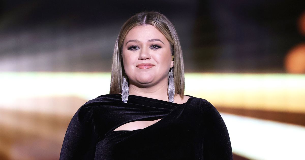 Kelly Clarkson Settles Divorce, Ex Must Move Out of Ranch