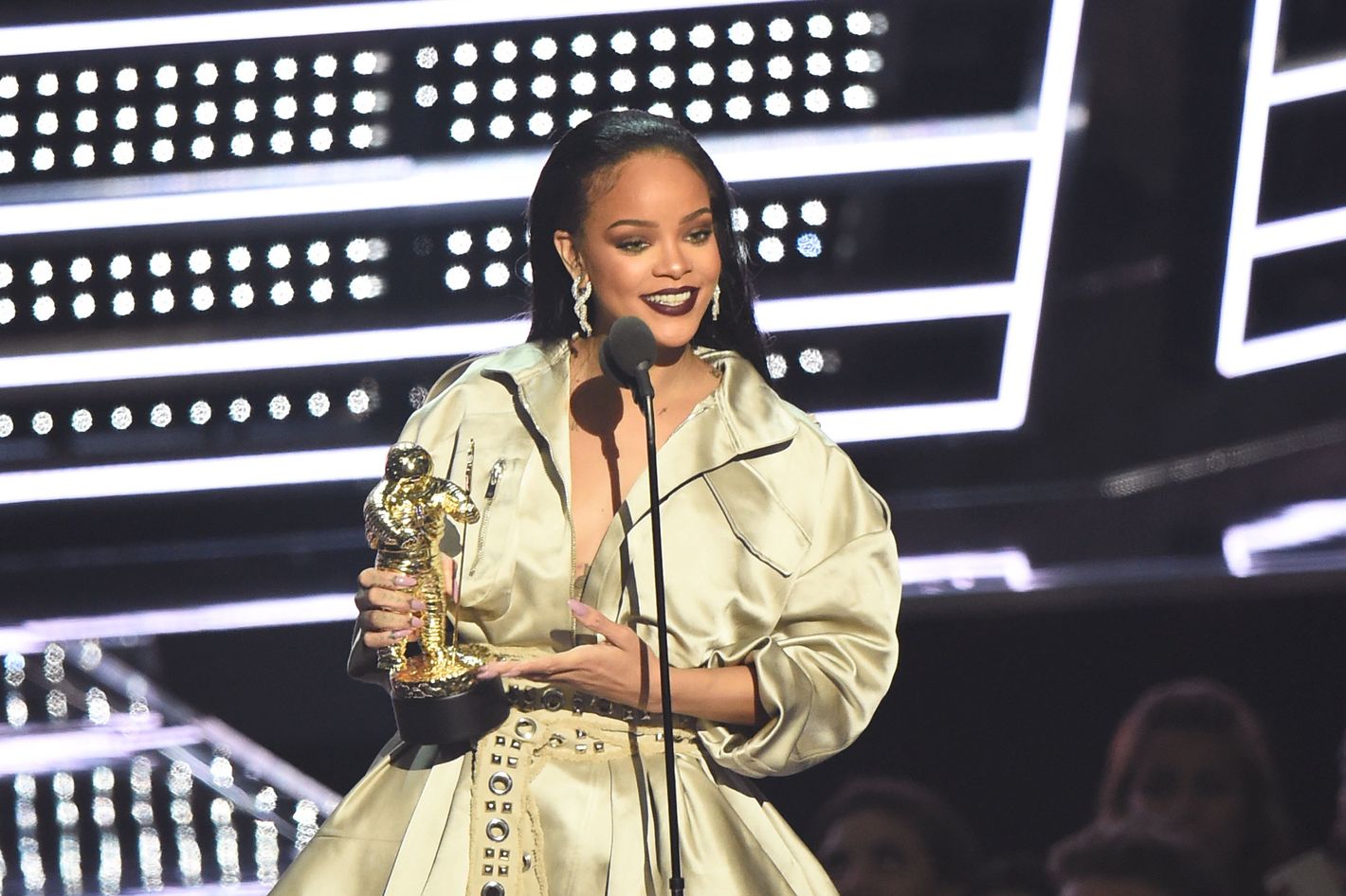 All 4 looks from #Rihanna during her #VMAs performances #RiRiVANGUARD  #VMAs2016