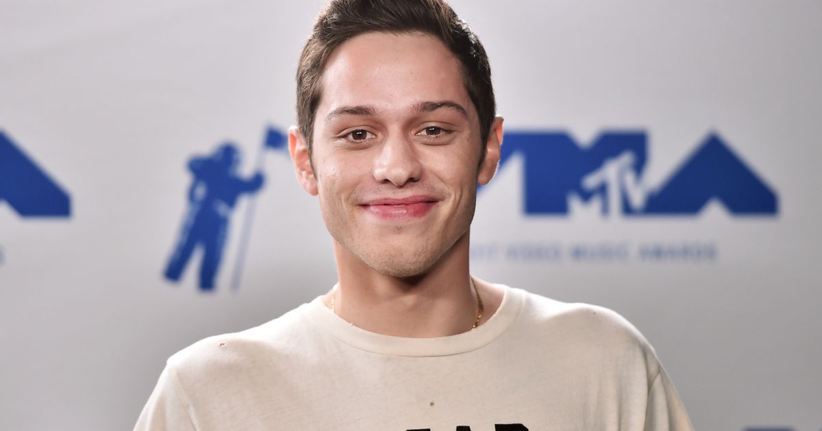 皮特戴維森 (Pete Davidson) 似乎遮蓋了卡齊大衛 (Cazzie David) 臉上的紋身