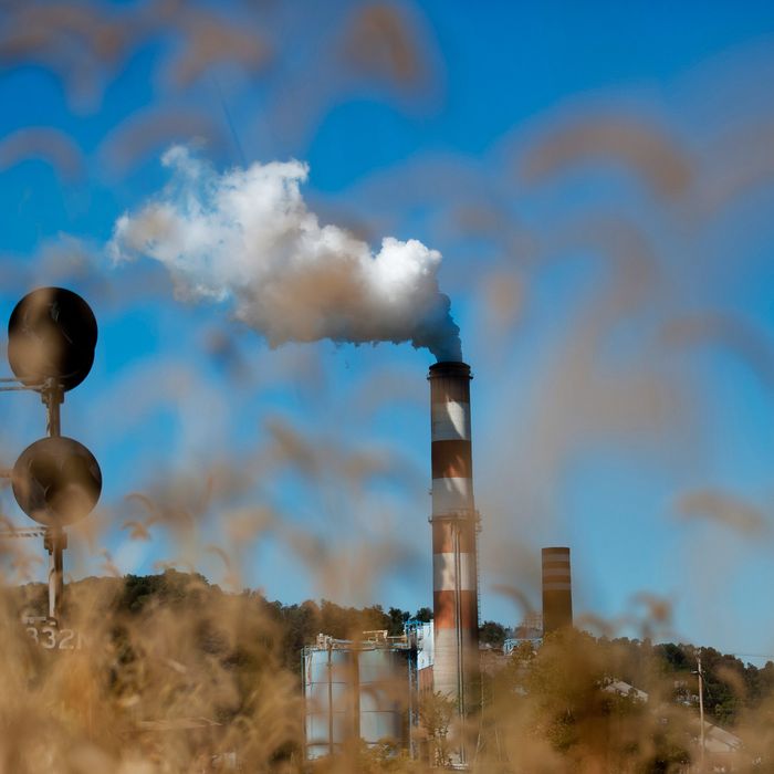 A plume of exhaust extends from the Mitchell Power Station, a coal-fired power plant built along the Monongahela River, 20 miles southwest of Pittsburgh, on September 24, 2013 in New Eagle, Pennsylvania.