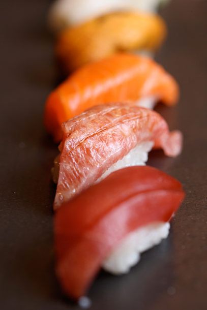 各种鱼子酱，包括Kindai Tuna O-Toro，Arctic Char，Uni和Kanpachi。