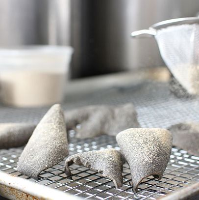 这家餐厅的地衣要煮熟、打成泥、晾干、磨碎，再煮熟、晾干、再炸，然后撒上蘑菇粉。