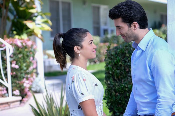 Gina Rodriguez and Justin Baldoni in Jane the Virgin.