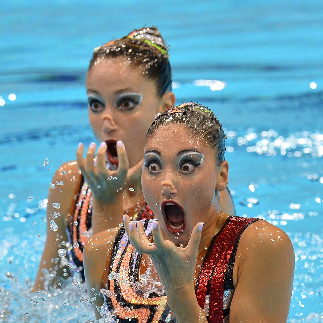 What happens when you pause a synchronized swimming performance