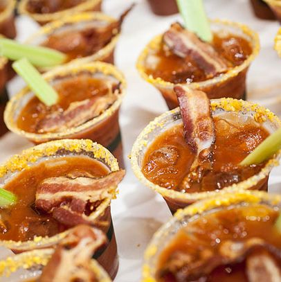 臭名昭著的摇摆阻塞：自制的血腥玛丽混合物，Smal-Batch Vodka和Porter。装饰着熏制的培根和咸的黑豆和玉米边缘。