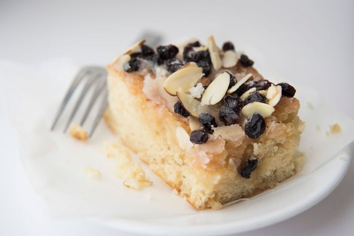 Coffee cake with almonds and currants.