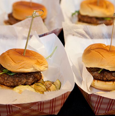 LP小牛肉汉堡。西葫芦芯片。